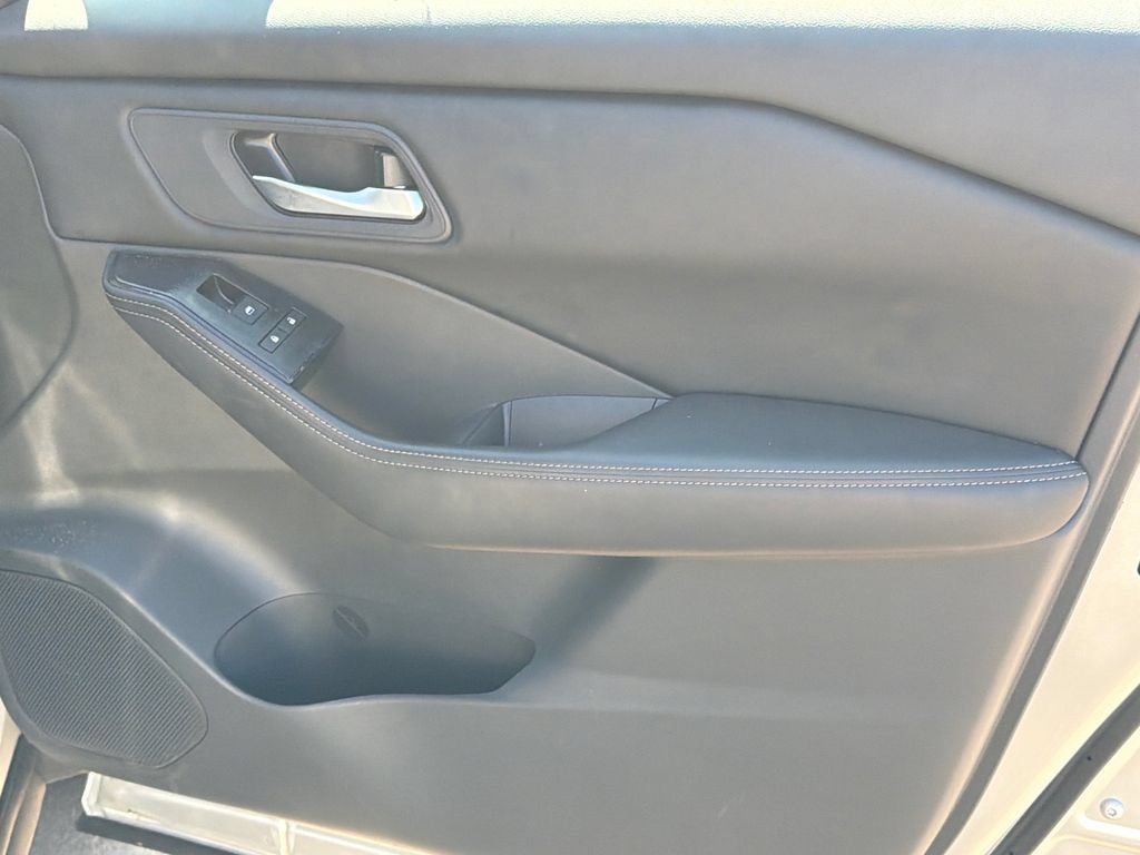 Used 2025 Nissan Rogue SV FWD image 14