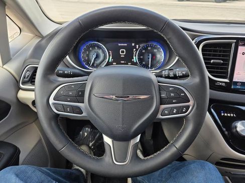 Used 2023 Chrysler Pacifica Touring-L FWD image 26