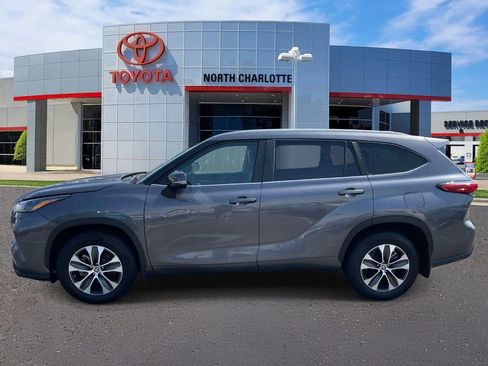 Used 2023 Toyota Highlander XLE AWD/4WD image 6
