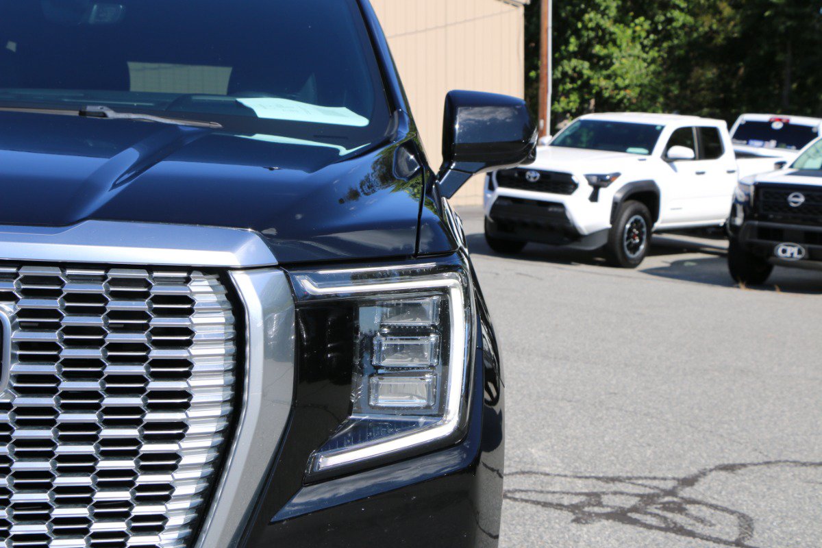 Used 2021 GMC Yukon XL Denali w/ Denali Premium Package AWD/4WD image 13