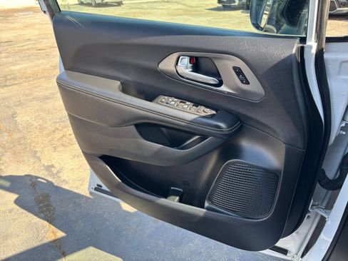Used 2025 Chrysler Pacifica Select FWD image 18