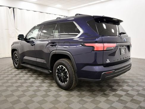 Used 2023 Toyota Sequoia SR5 w/ SR5 Premium Package image 5