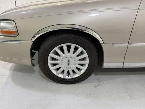 Used 2005 Lincoln Town Car Signature Limited image 9
