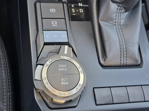 Certified 2025 Toyota Tacoma SR5 AWD/4WD image 12
