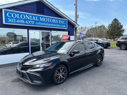 Used 2021 Toyota Camry SE image 2