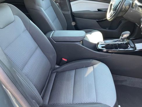 Used 2025 Chevrolet Trax LT w/ Sunroof Package image 11