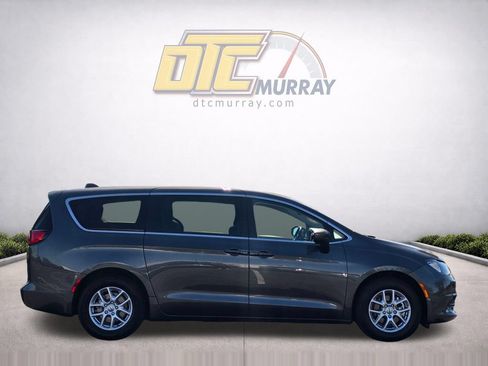 Used 2023 Chrysler Voyager LX FWD image 4