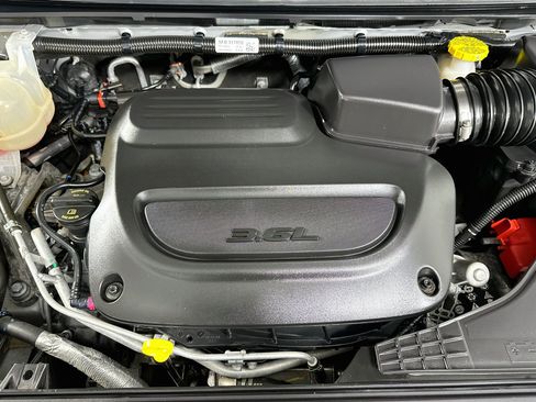 Used 2024 Chrysler Pacifica Touring-L FWD image 36