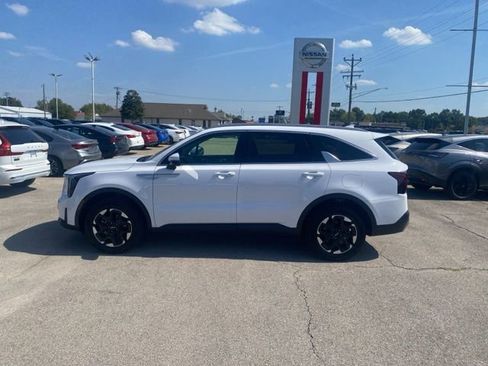 Used 2024 Kia Sorento S image 3