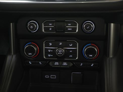 Used 2021 Chevrolet Tahoe LT w/ LT Signature Package image 24