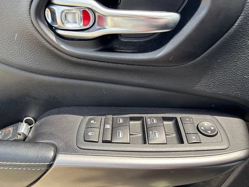 Used 2020 Jeep Cherokee Latitude Plus w/ Cold Weather Group AWD/4WD image 25