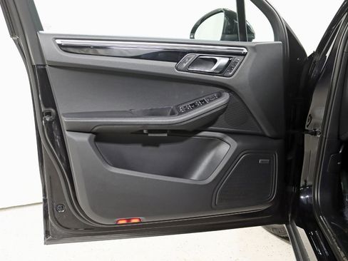 Used 2021 Porsche Macan image 31