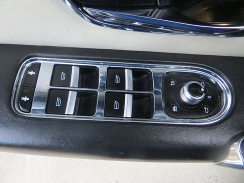 Used 2018 Bentley Bentayga image 21