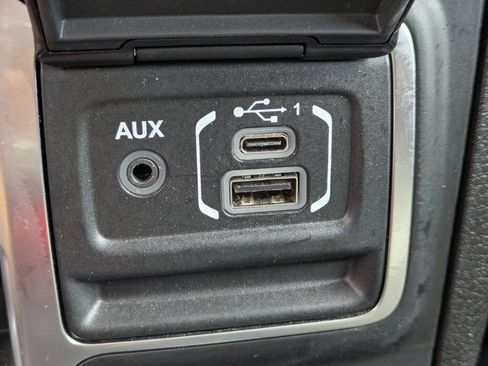 Used 2025 Jeep Wrangler Unlimited Sahara AWD/4WD image 23