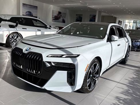 Used 2025 BMW i7 xDrive60 w/ Premium Package image 6