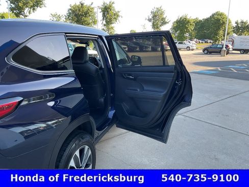 Used 2022 Toyota Highlander XLE AWD/4WD image 18