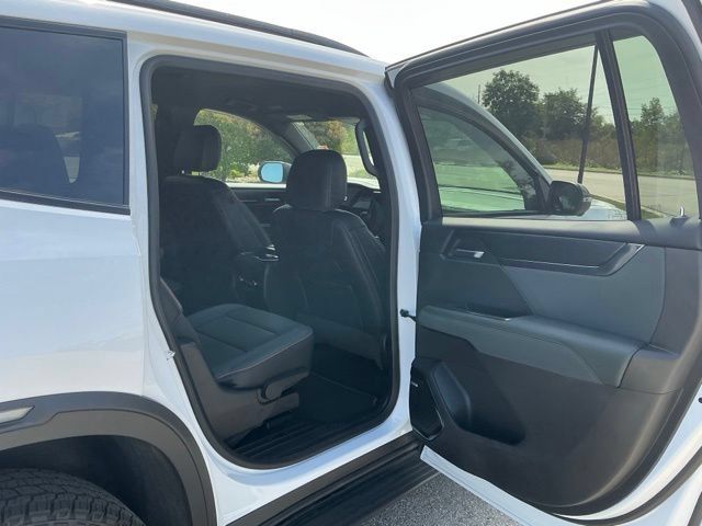 Used 2025 GMC Acadia AT4 AWD/4WD image 21