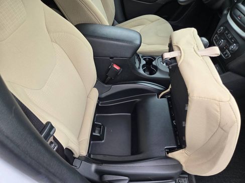 Used 2015 Jeep Cherokee Latitude w/ Cold Weather Group AWD/4WD image 30