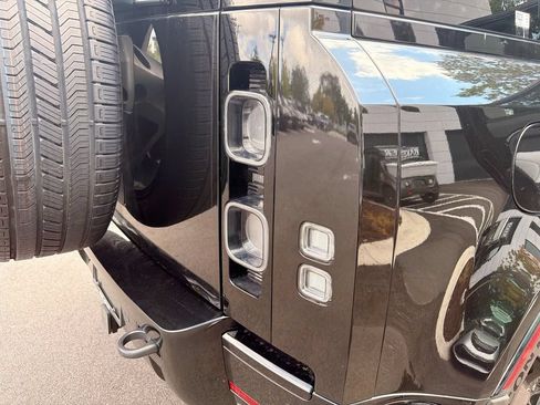 Used 2025 Land Rover Defender 110 V8 AWD/4WD image 33