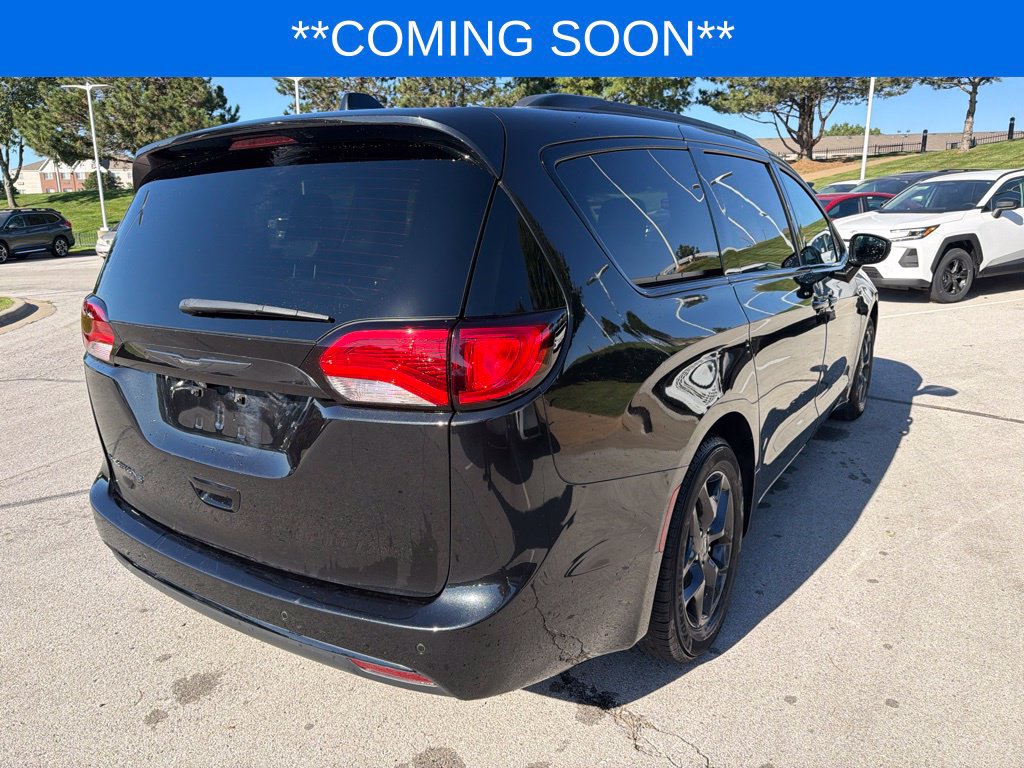 Used 2018 Chrysler Pacifica Touring-L w/ S Appearance Package FWD image 6