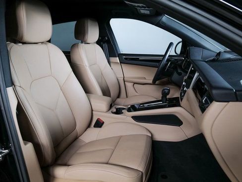 Certified 2025 Porsche Macan image 11