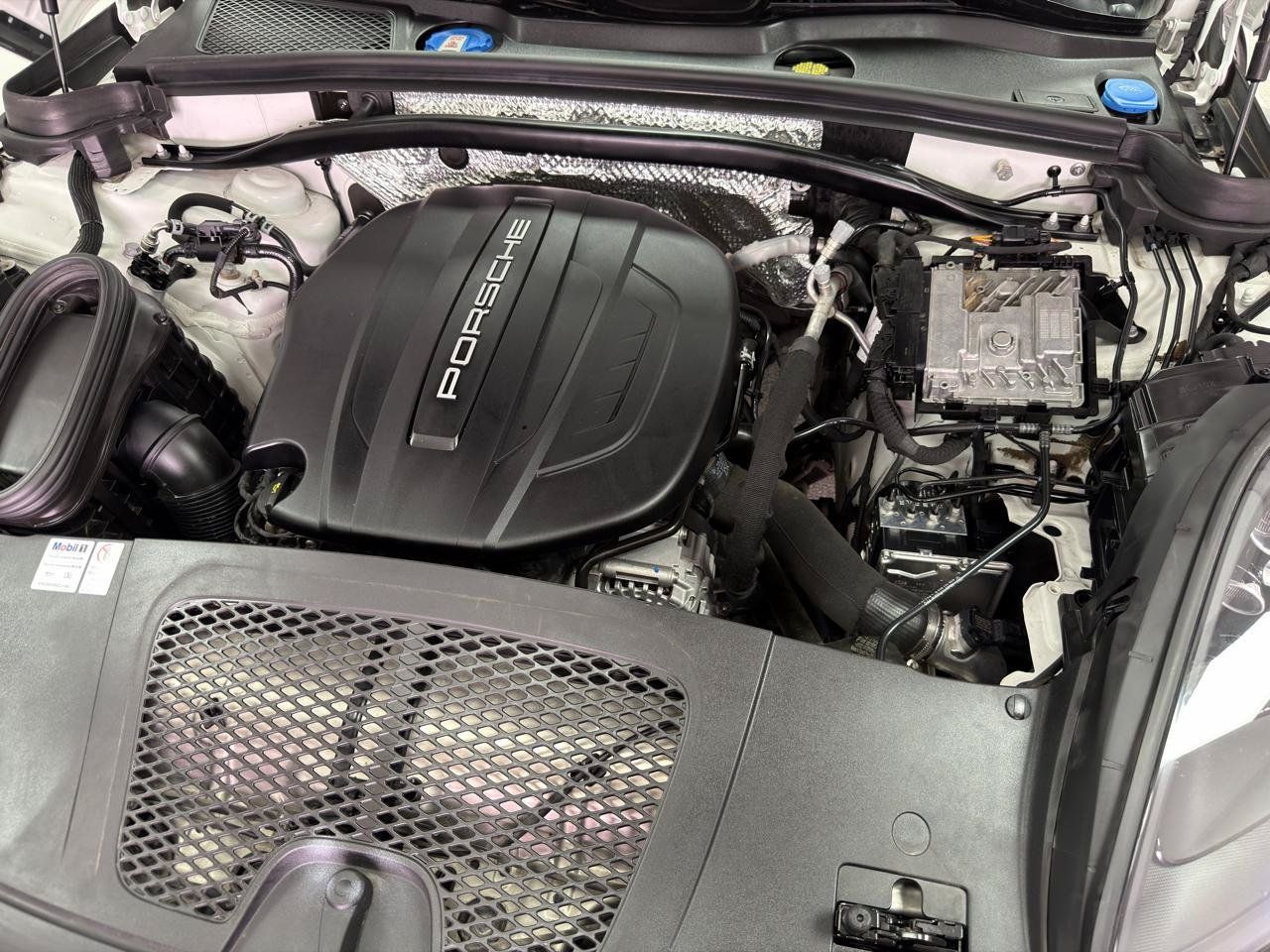 Used 2021 Porsche Macan AWD/4WD image 32