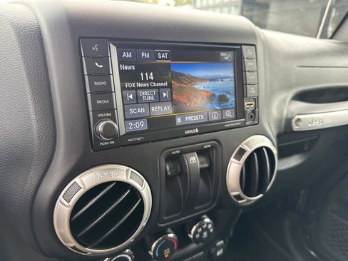 Used 2018 Jeep Wrangler Sahara w/ Connectivity Group image 18