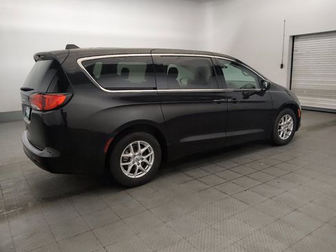 Used 2023 Chrysler Voyager LX FWD image 10