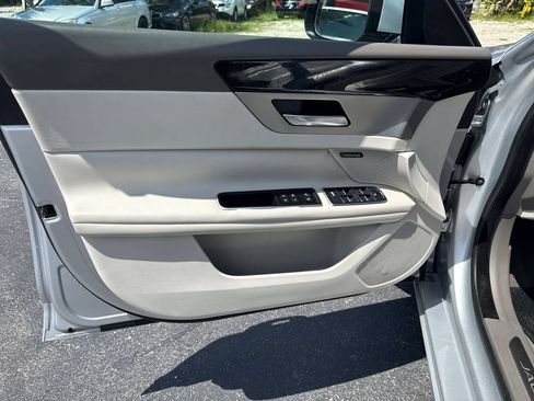 Used 2018 Jaguar XF Premium RWD image 11