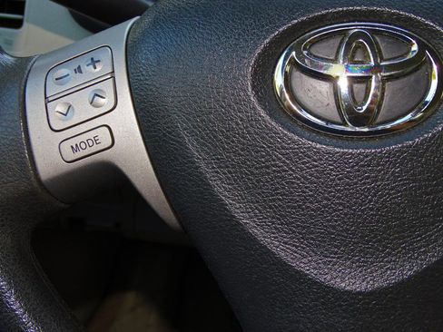 Used 2013 Toyota Corolla LE image 23