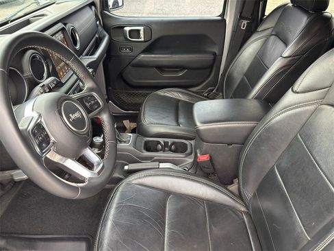 Used 2018 Jeep Wrangler Unlimited Sahara image 13