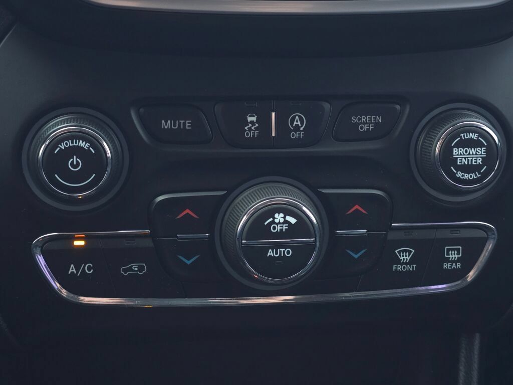 Used 2019 Jeep Cherokee Trailhawk AWD/4WD image 31