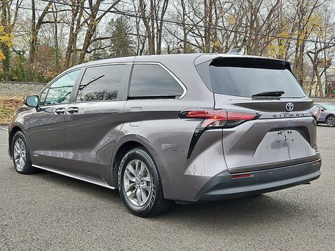 Used 2021 Toyota Sienna XLE image 4