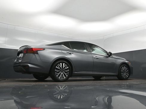 Used 2024 Nissan Altima 2.5 SV FWD image 42