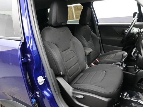 Used 2019 Jeep Renegade Latitude w/ Cold Weather Group image 14