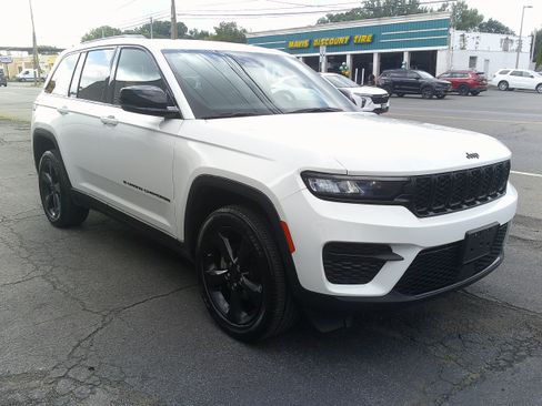 Used 2023 Jeep Grand Cherokee Altitude AWD/4WD image 4