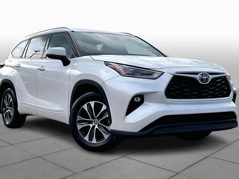 Used 2021 Toyota Highlander XLE image 3