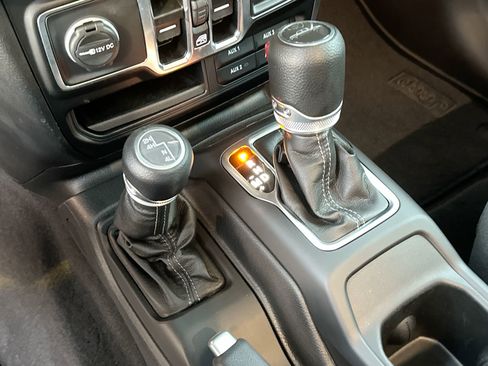 New 2025 Jeep Gladiator Sport image 19