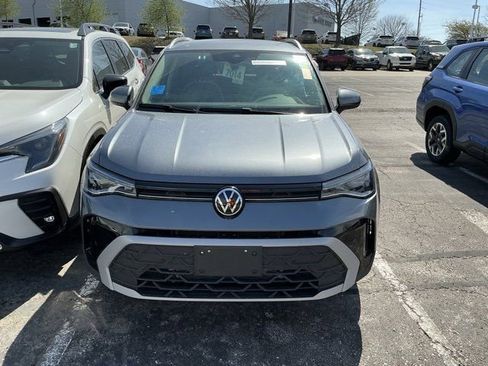 Used 2025 Volkswagen Taos SE image 2