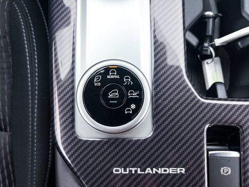 New 2025 Mitsubishi Outlander ES image 19