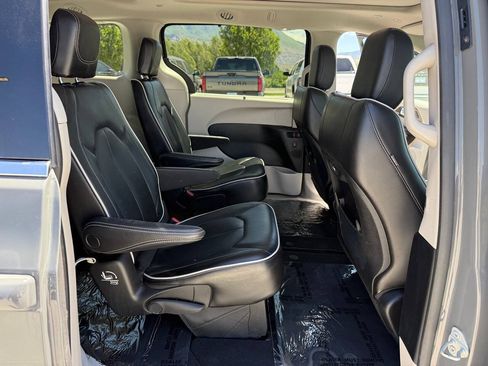 Used 2023 Chrysler Pacifica Limited FWD image 23