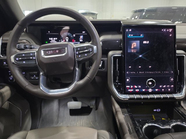 Used 2025 GMC Yukon XL Elevation w/ Elevation Premium Package AWD/4WD image 5