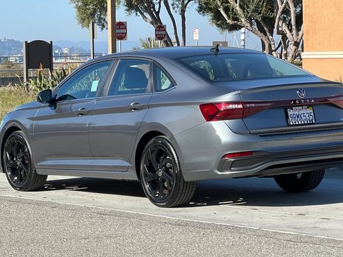Certified 2025 Volkswagen Jetta SE image 6