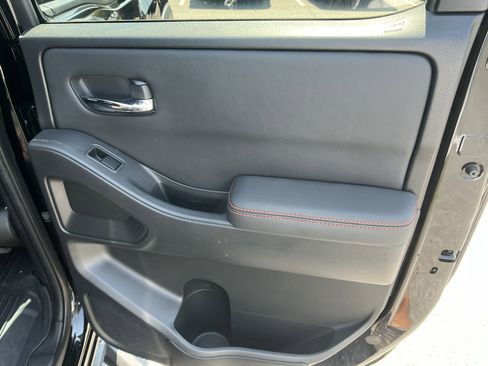 Used 2022 Nissan Frontier PRO-4X w/ Technology Package image 19