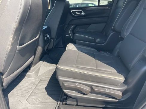Used 2023 GMC Yukon SLT w/ SLT Luxury Package AWD/4WD image 9