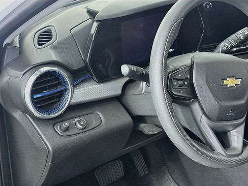 Used 2025 Chevrolet Trax LT FWD image 16