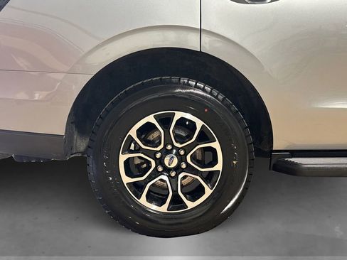 Used 2024 Ford Expedition XLT image 21