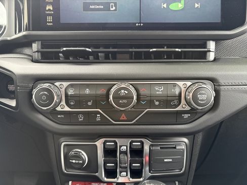 Used 2025 Jeep Wrangler Unlimited Rubicon w/ Steel Bumper Group image 27