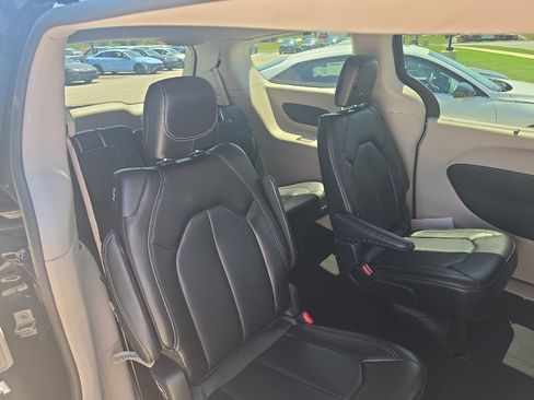 Used 2023 Chrysler Pacifica Touring-L FWD image 12