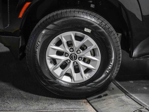 Used 2024 Nissan Frontier SV image 6